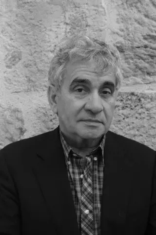 Granada. Cierre de Poesía en el Jardín con Bernardo Atxaga y la música de David Caro — Cuarto Real de Santo Domingo