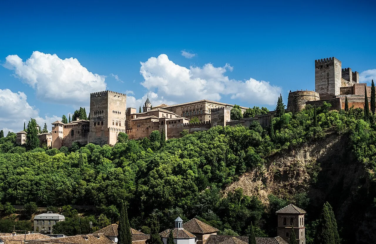 Vista del Albaicín y la Alhambra desde Granada: mapa de zonas para decidir dónde alojarse