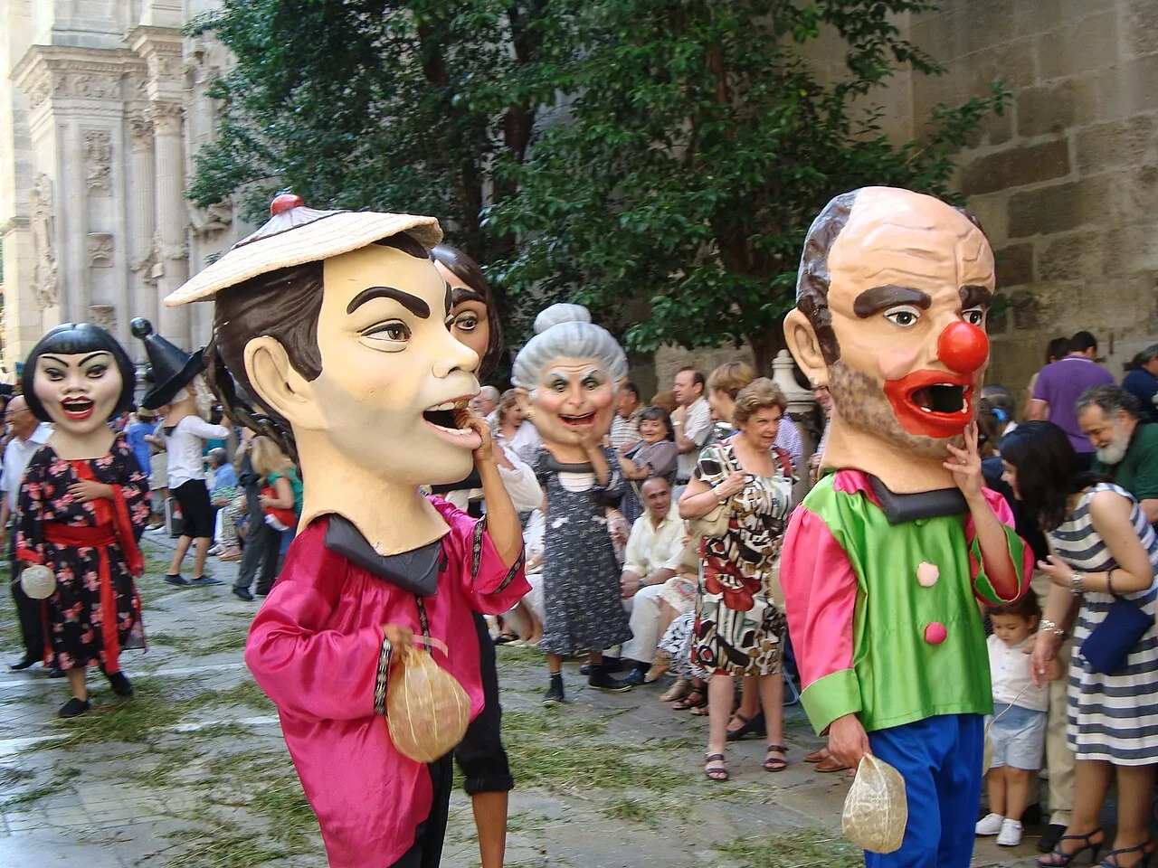Cabezudos durante el desfile de la Tarasca en Granada