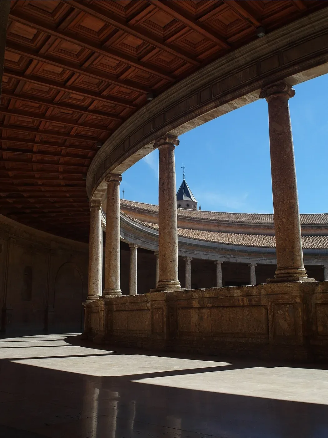 Columnata curva y artesonado del Palacio de Carlos V dentro de la Alhambra de Granada