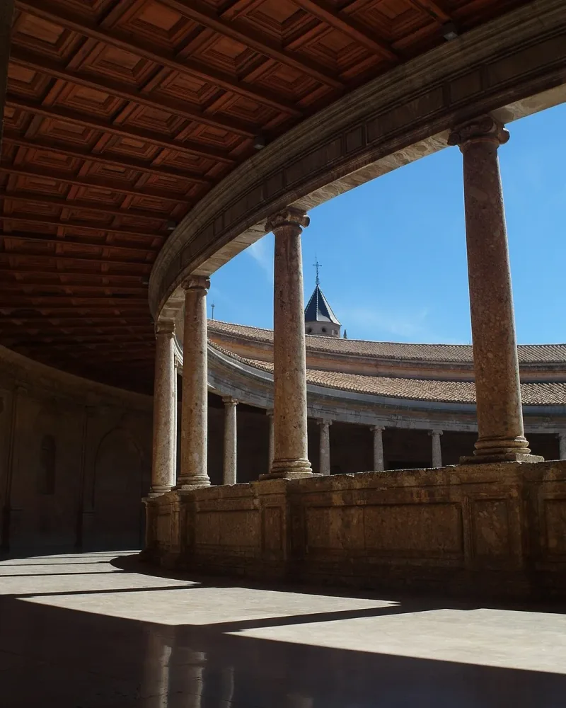 Columnata curva y artesonado del Palacio de Carlos V dentro de la Alhambra de Granada