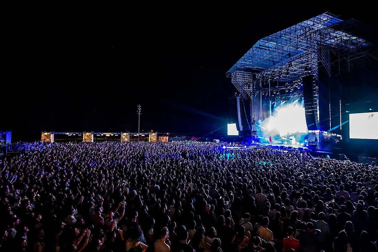 Público en un festival de música al aire libre
