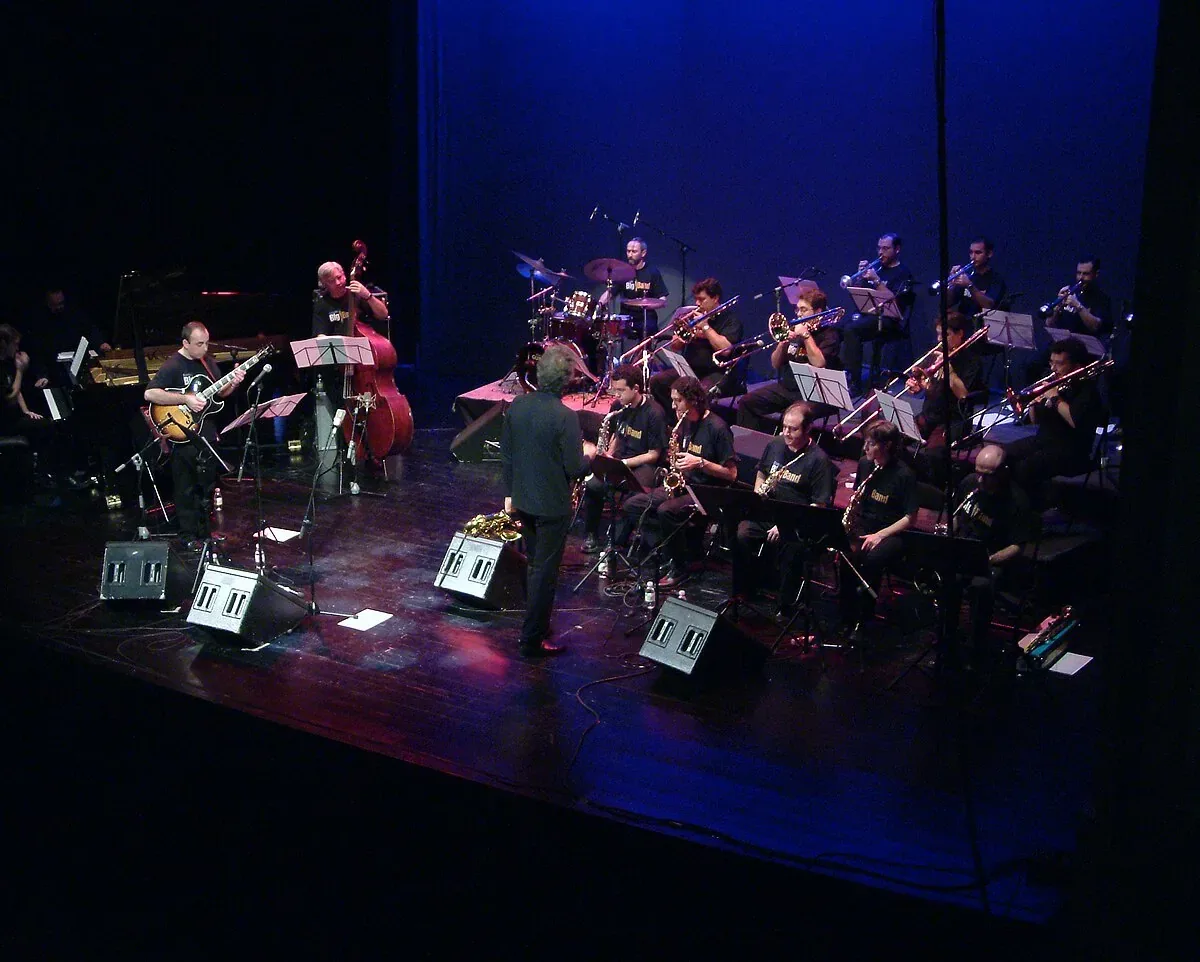 Bob Mintzer actuando con la Granada Big Band en el Festival de Jazz de Granada