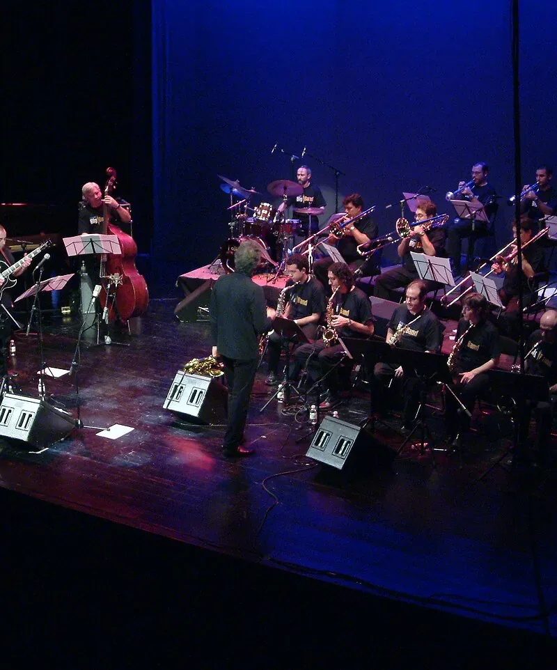 Bob Mintzer actuando con la Granada Big Band en el Festival de Jazz de Granada