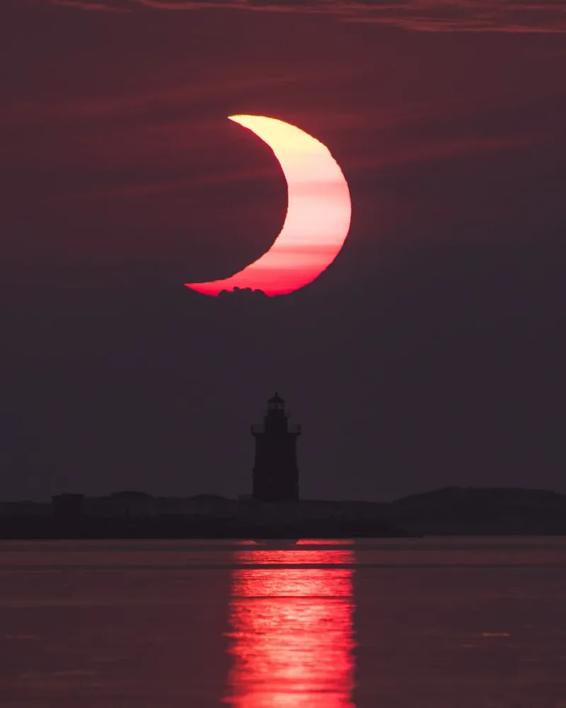 Eclipse solar parcial muy profundo junto al horizonte