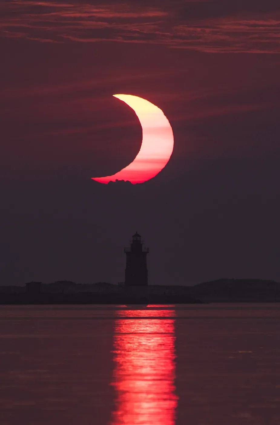 Eclipse solar parcial muy profundo junto al horizonte