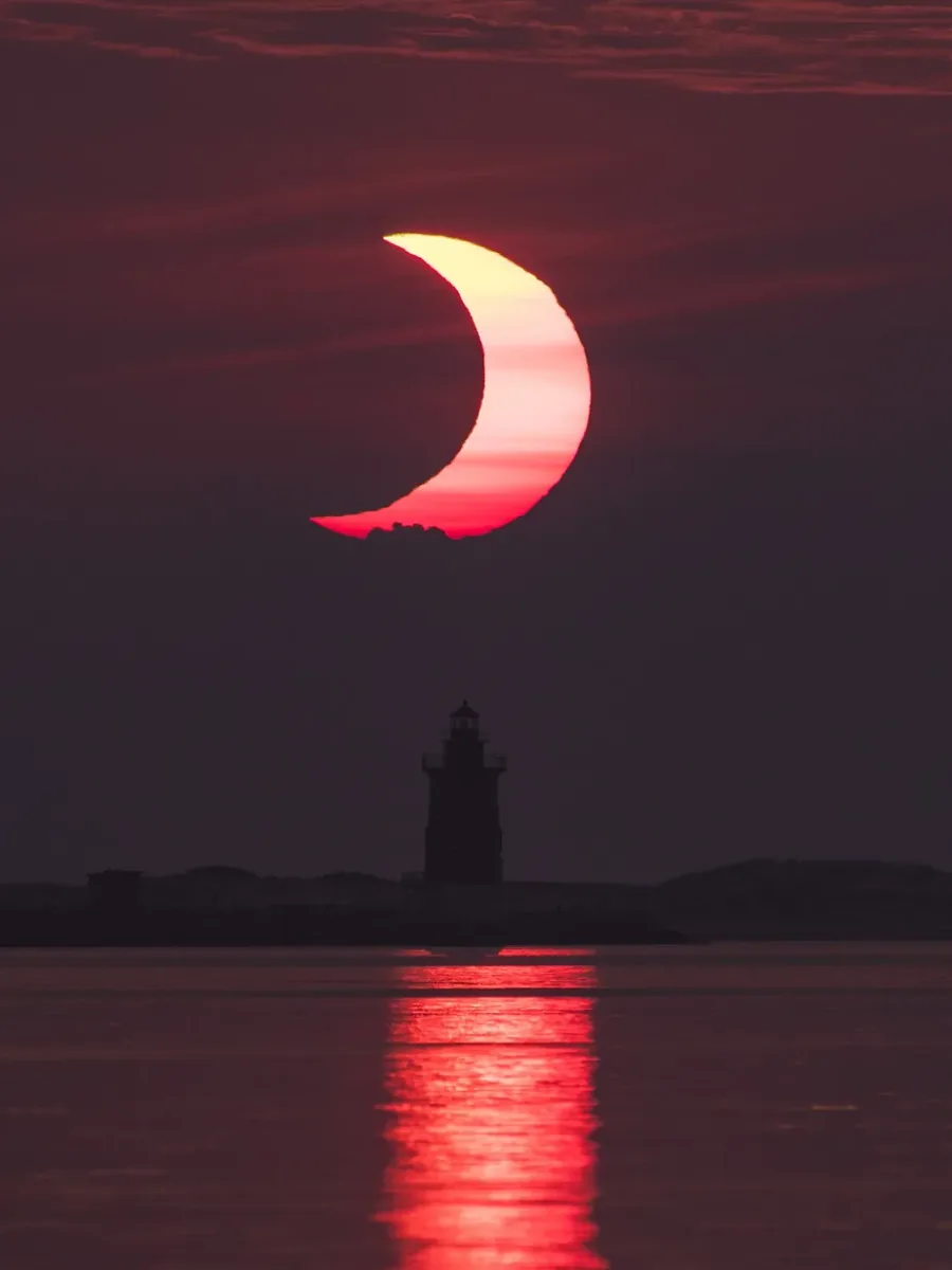 Eclipse solar parcial muy profundo junto al horizonte