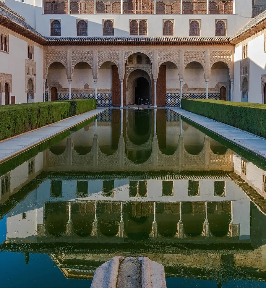 Patio de los Arrayanes de la Alhambra, incluido en la visita general de la Granada Card de 48 y 72 horas