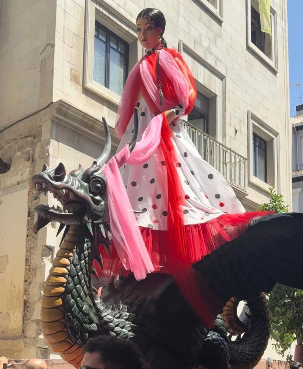 La Tarasca de Granada sobre el dragón durante el Corpus