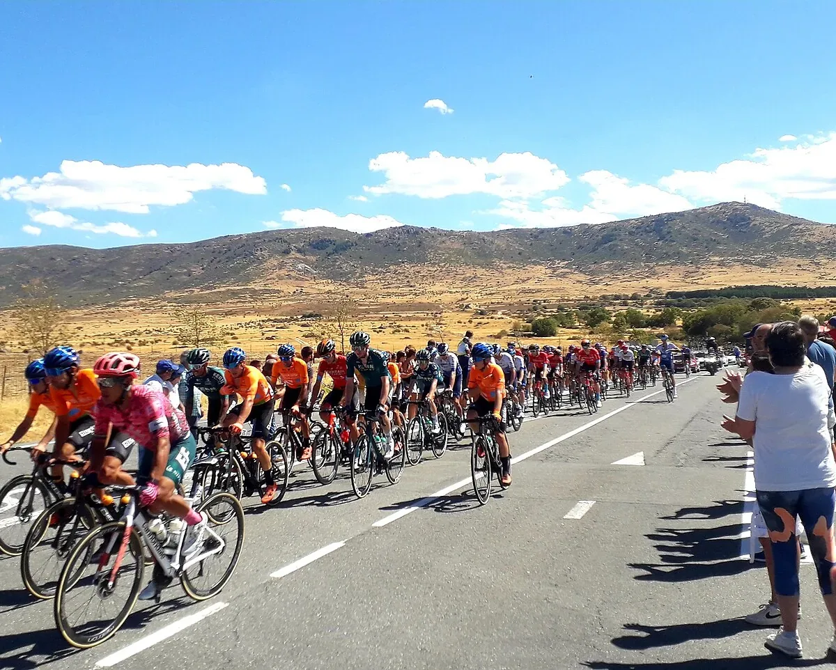 Pelotón de La Vuelta a España ascendiendo por una carretera de montaña