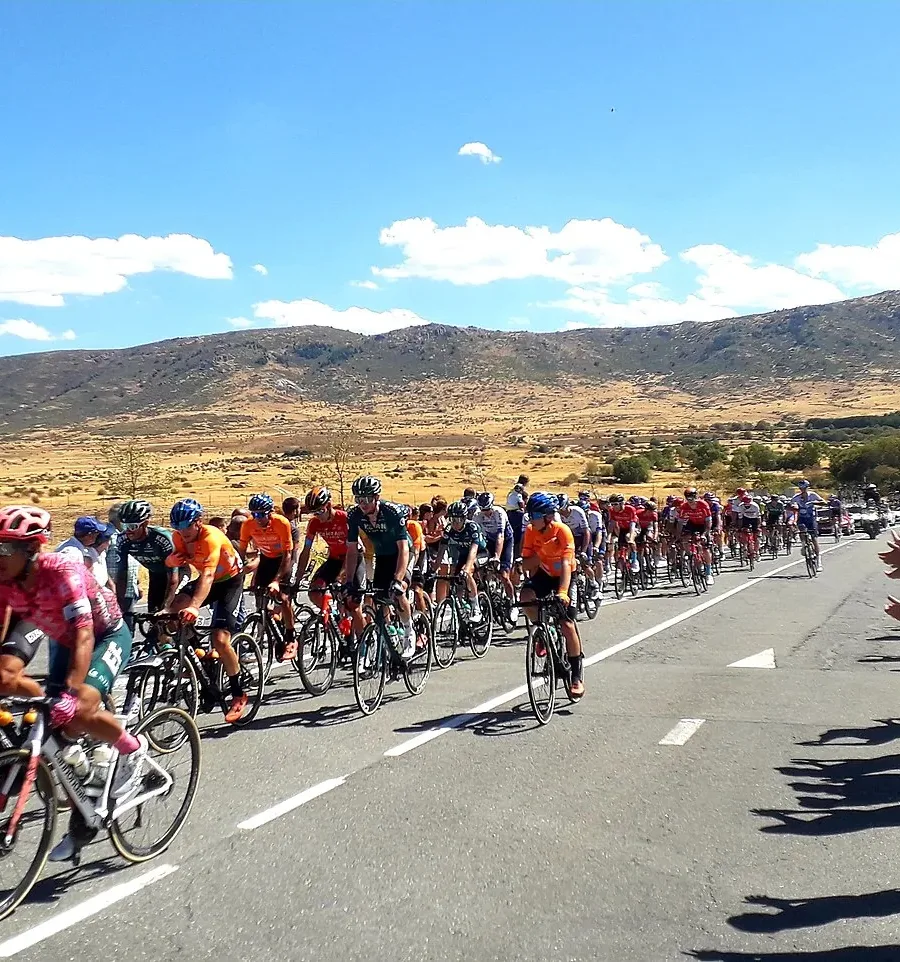 Pelotón de La Vuelta a España ascendiendo por una carretera de montaña